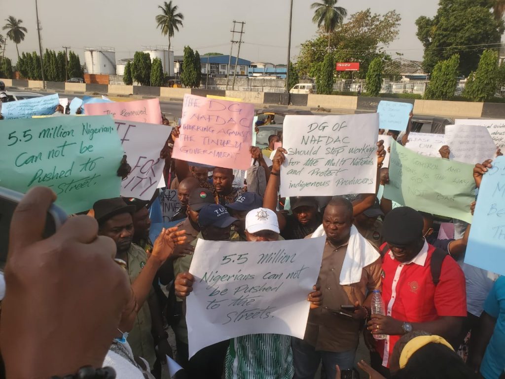 just in: distillers, nlc, tuc protest sachet alcohol ban (photos)