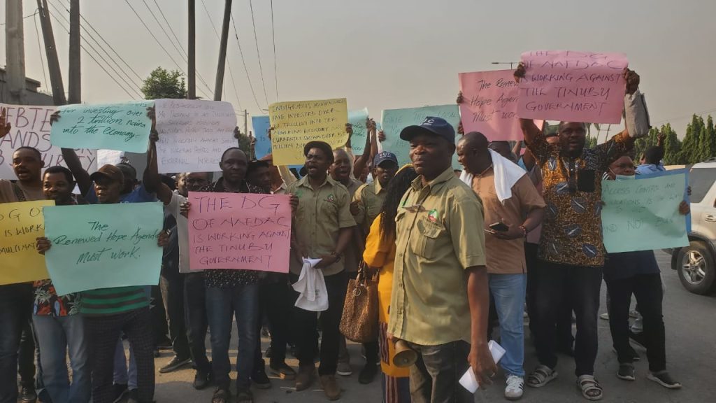just in: distillers, nlc, tuc protest sachet alcohol ban (photos)