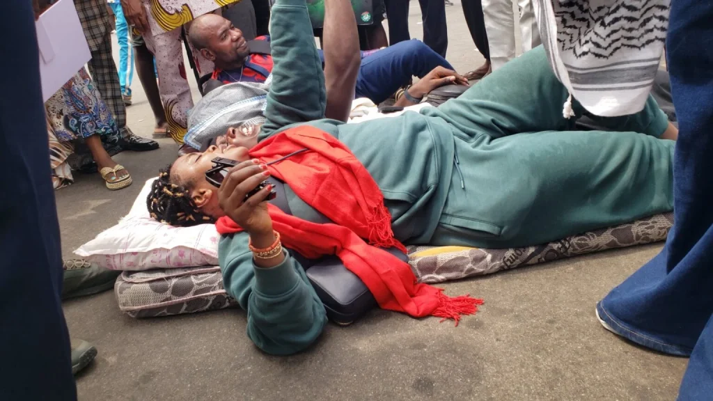 protesters bring “mattresses and pillows” to national assembly (photos)